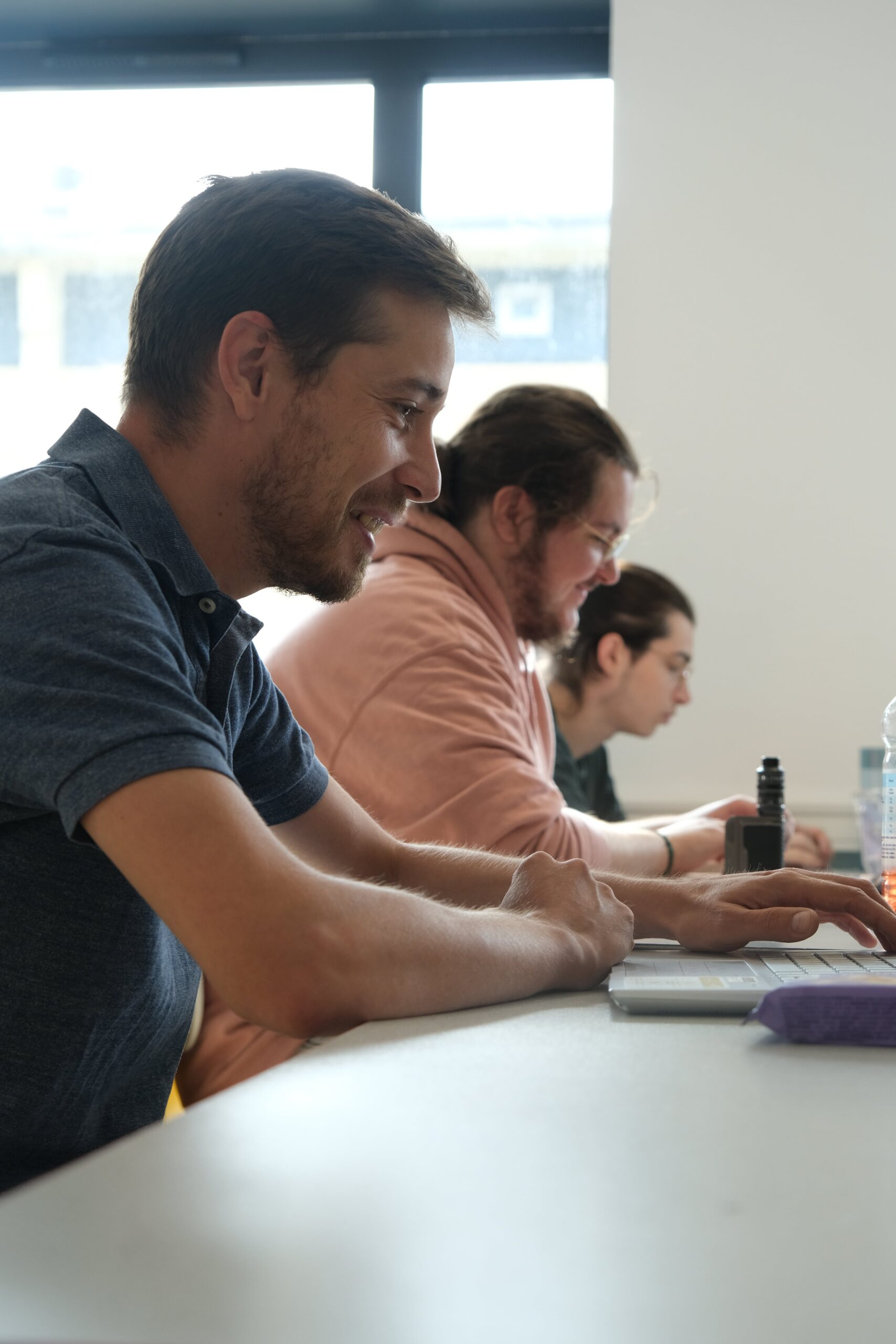 Plusieurs apprenants travaillant ensemble dans les locaux du Campus Saint Marc