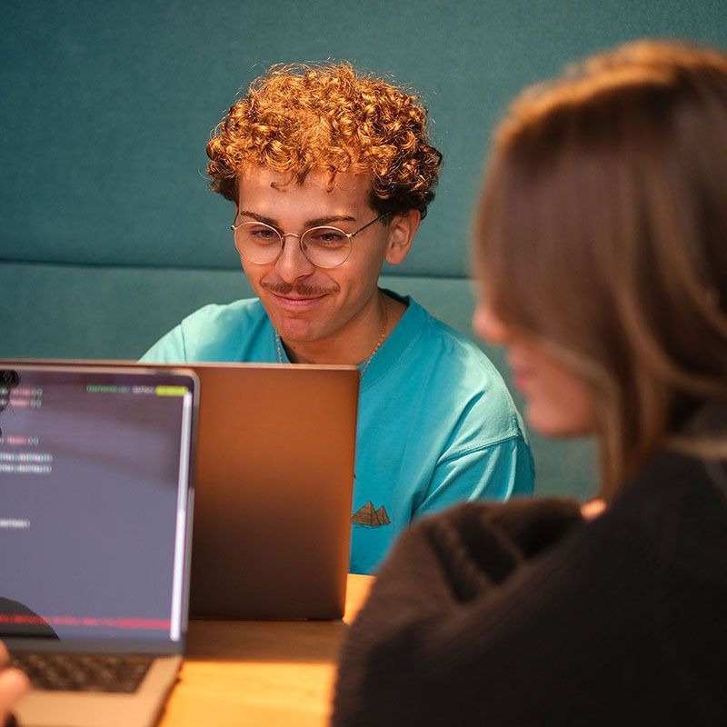 Des développeurs de Start01 en formation en train de coder