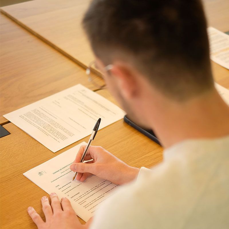 apprenant développeur Start01 signant son premier contrat pour lancer sa carrière
