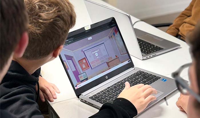 Collégiens concentrés en pleine séance de codage collaboratif lors de l'événement Web Explorer à Start01, travaillant sur des projets numériques