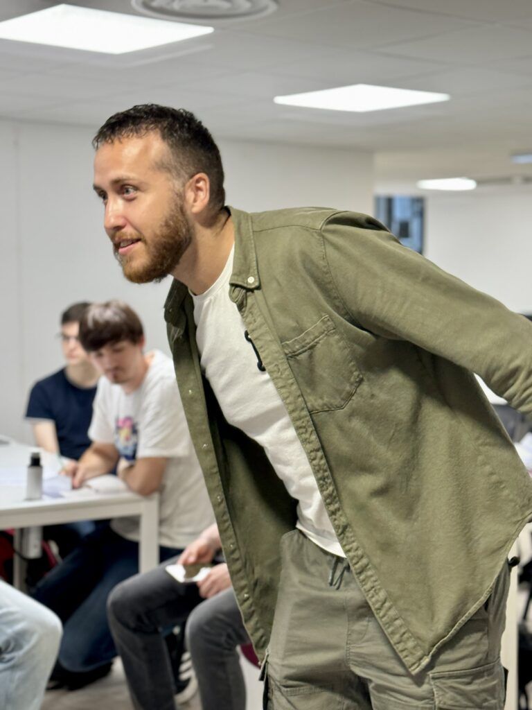 Apprenants de Start01 en pleine activité de team-building lors de la journée d'intégration, échangeant et partageant dans une ambiance conviviale