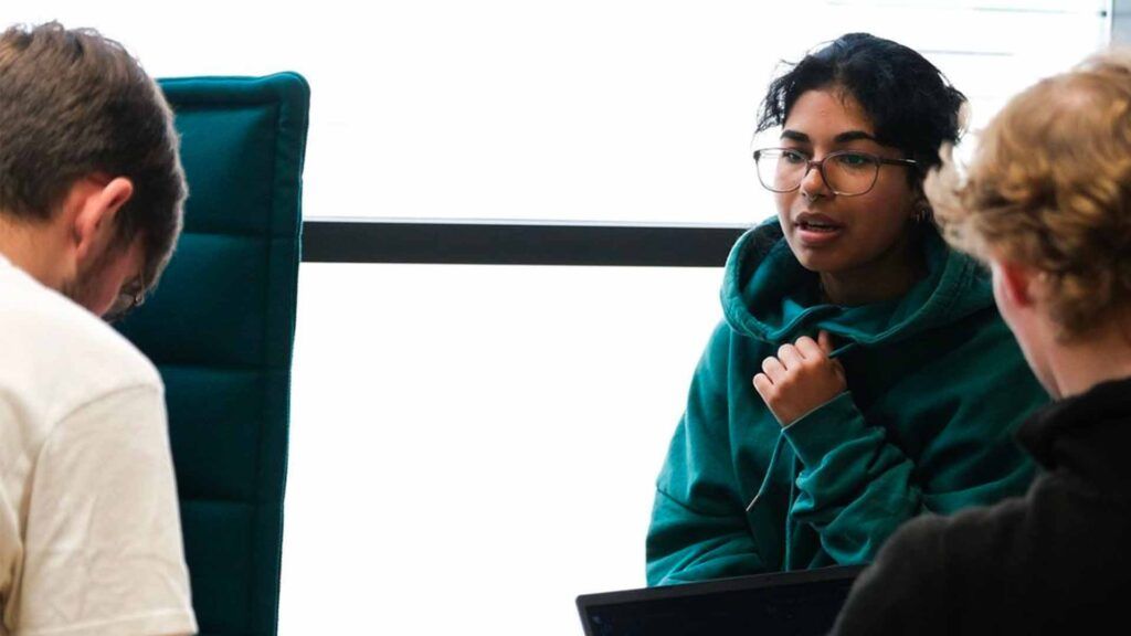 Apprenants de Start01 présentant leurs solutions lors des workshops intensifs pour se préparer au titre Concepteur Développeur d’Application