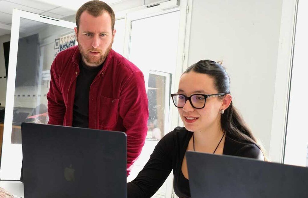 Équipe d’étudiants travaillant ensemble sur un projet numérique durant la Piscine Discovery ISCOM x Start01.
