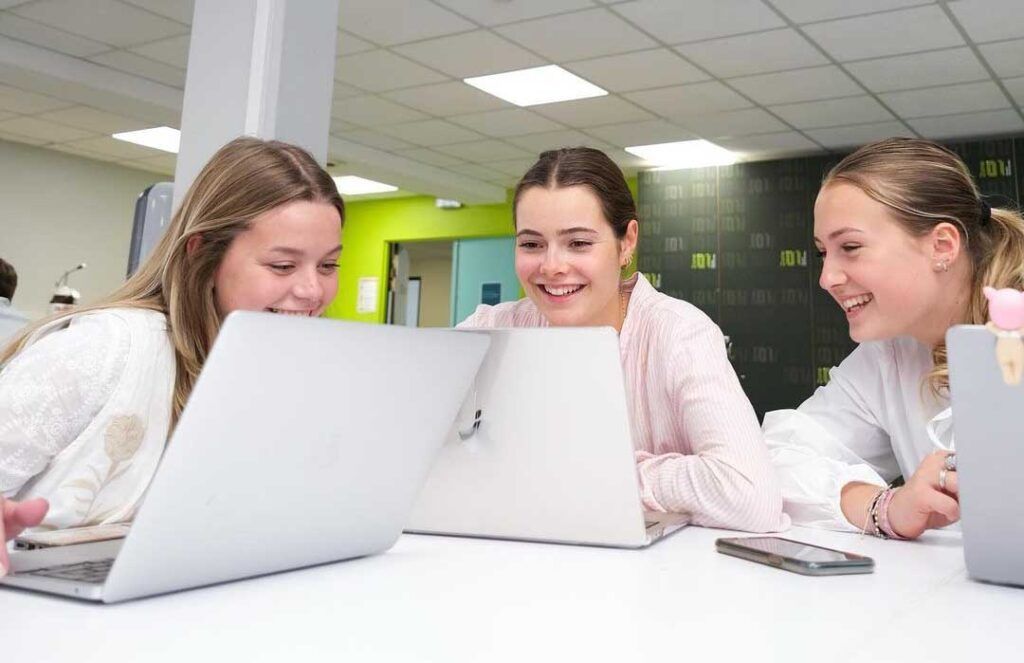 Étudiants de première année d’ISCOM en pleine immersion dans le numérique, encadrés par les coachs de Start01 lors de la Piscine Discovery