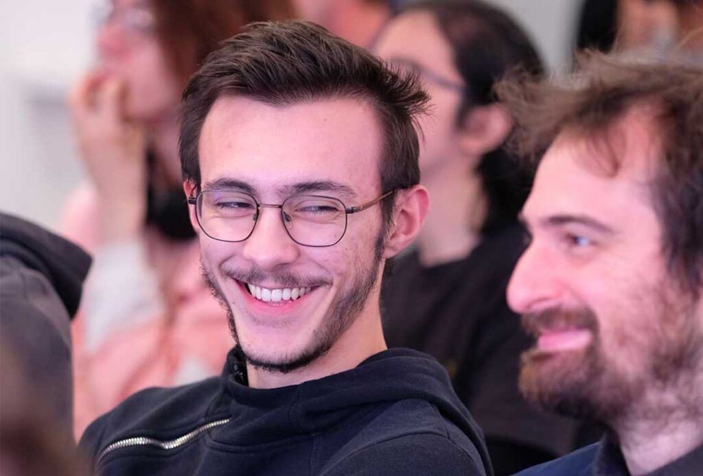 Étudiants et apprenants de Start01 concentrés lors de la conférence sur les applications de l'IA.