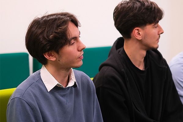 Apprenant de Start01 en discussion avec un recruteur de RedLab lors de la journée JobDating pour explorer les opportunités professionnelles