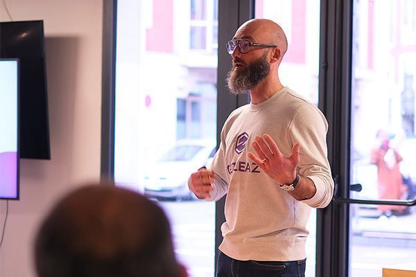 Un apprenant de Start01 en entretien avec un recruteur d’Isodiag pour discuter des opportunités de stage et d’alternance