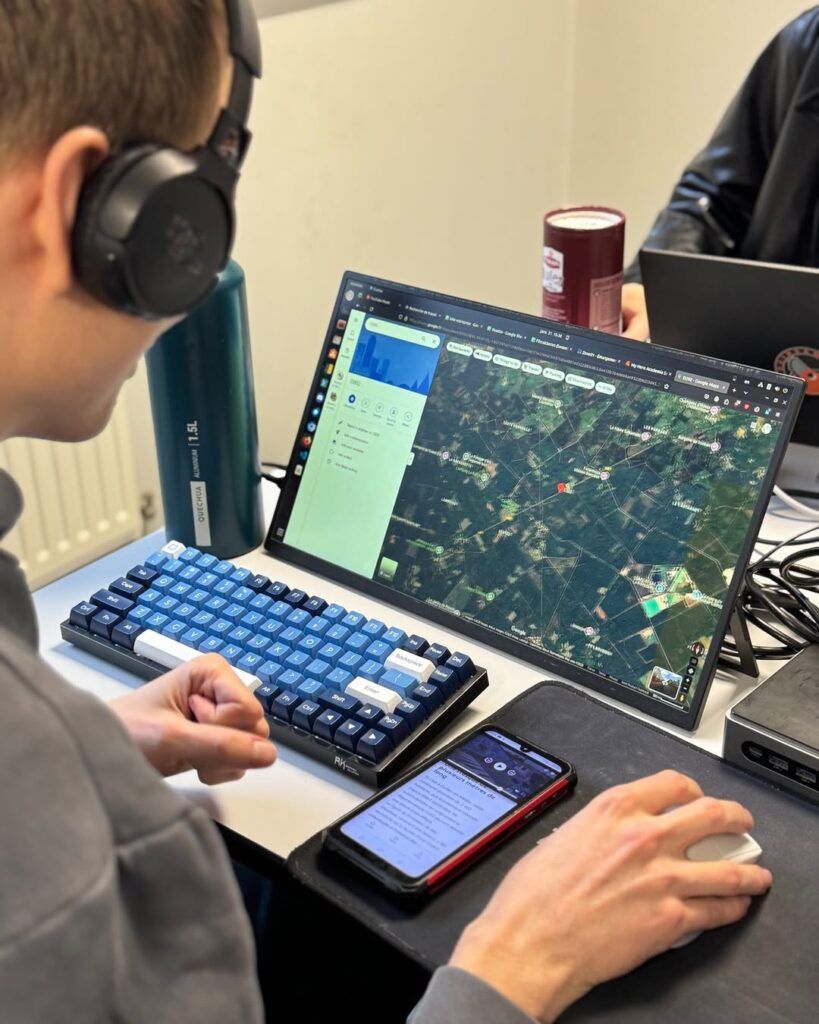 Groupe d’apprenants de Start01 collaborant sur un défi de cryptographie pendant le Jeanne d'Hack CTF, mettant en pratique leurs compétences en cybersécurité