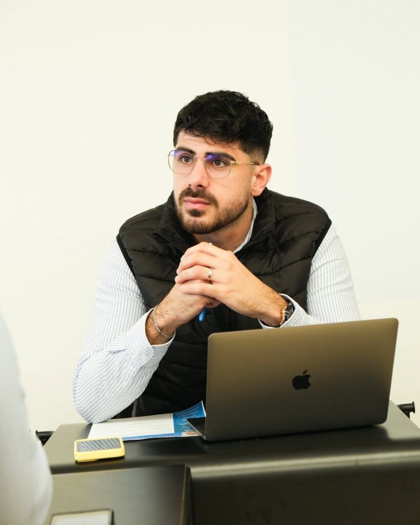 Étudiant RH de Pigier posant des questions à un apprenant de Start01 pendant une simulation d’entretien dynamique et bienveillante.