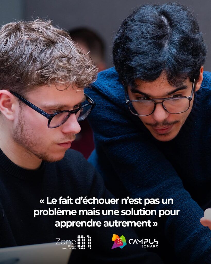 Participants des trois écoles travaillant ensemble sur des défis de programmation pendant la Piscine Discovery à Start01