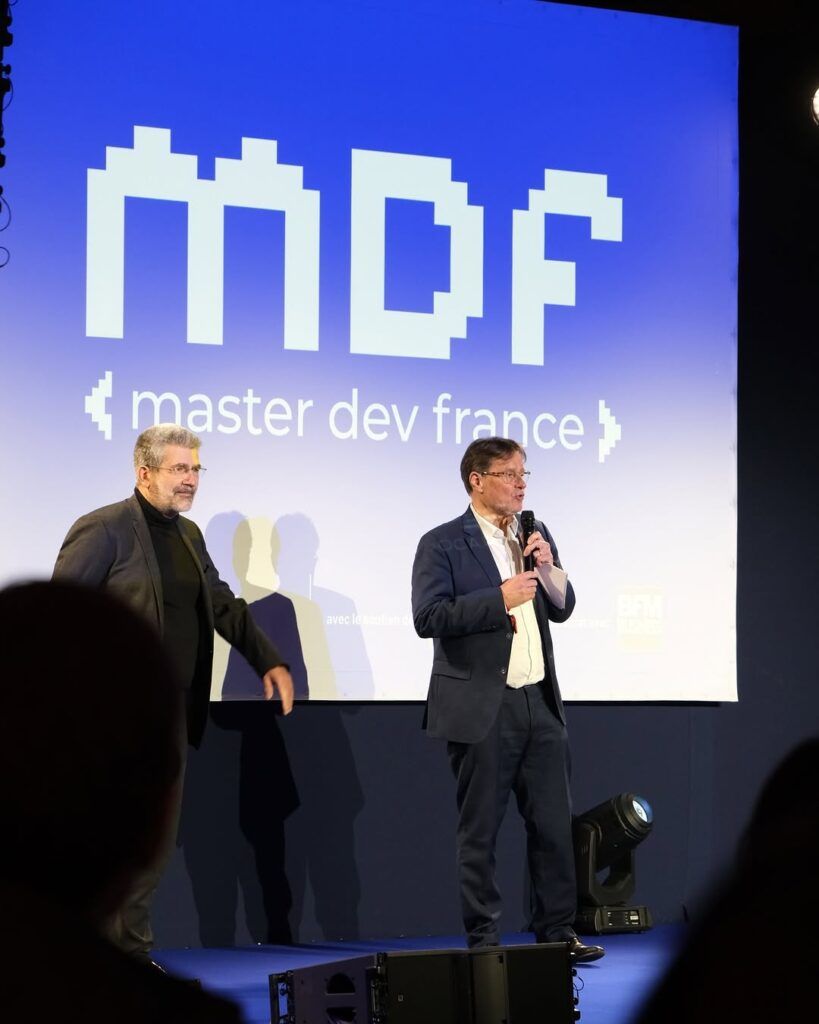 Participants de Start01 en discussion avec des développeurs professionnels et recruteurs lors des temps de networking du Master Dev France 2025