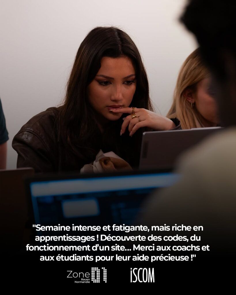 Équipe d’étudiants en pleine présentation de leur projet lors du hackathon de clôture des Piscines Discovery à Start01 Rouen