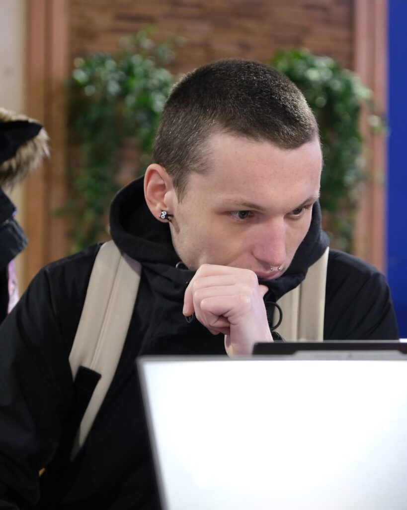 Yassine, apprenant de Start01, concentré lors du concours de programmation du Master Dev France, où il a décroché une place dans le Top 10